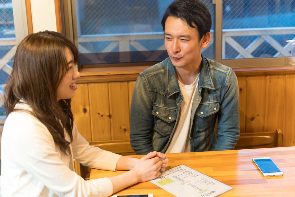 婚活パーティーの質問例｜定番から会話を広げるコツ【会話例つき】