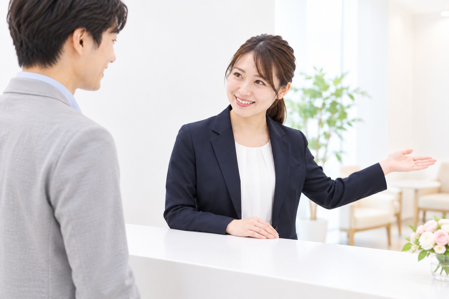 丸の内ラウンジの受付でスタッフが参加者を迎える様子