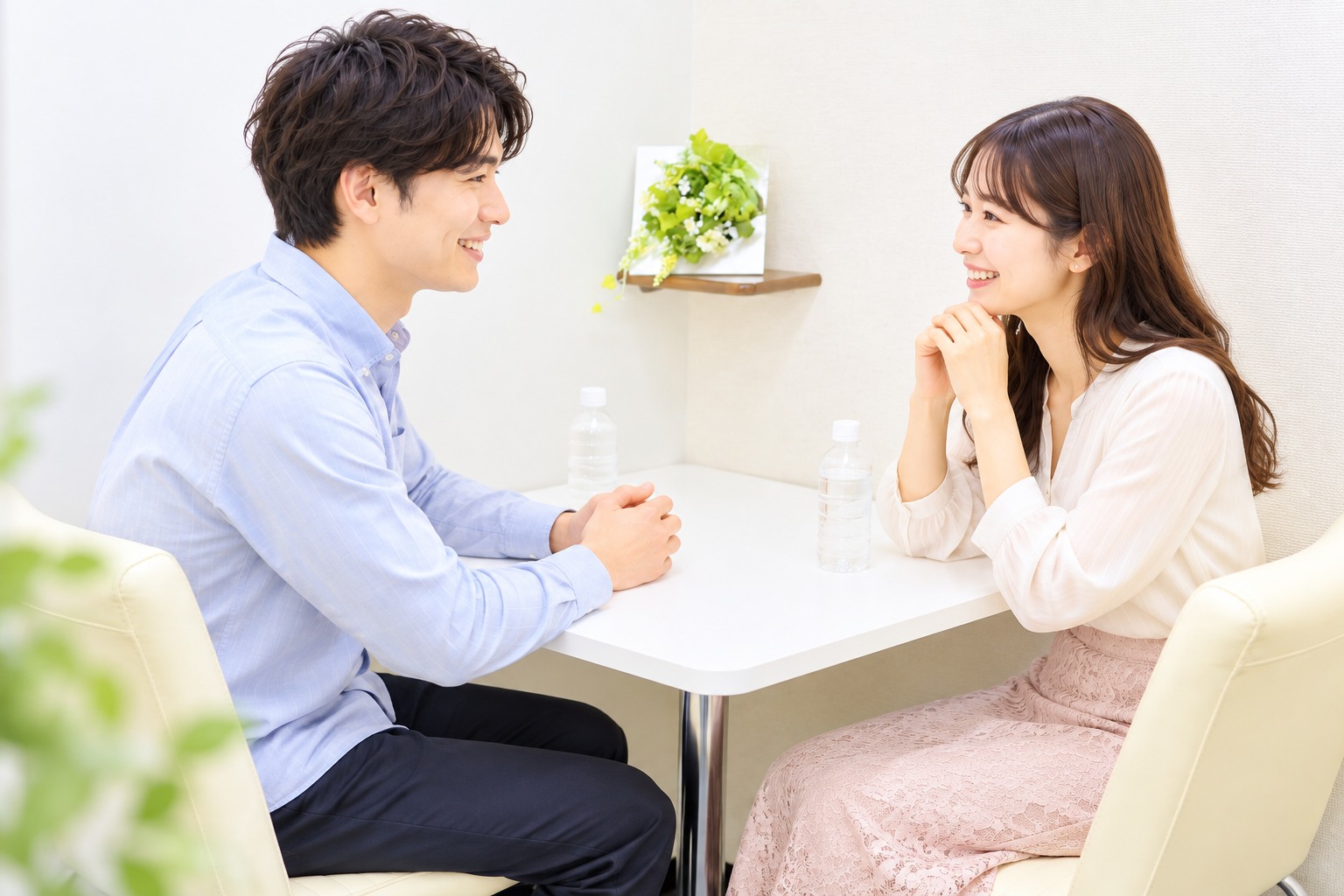 半個室の席で1対1で会話する男女